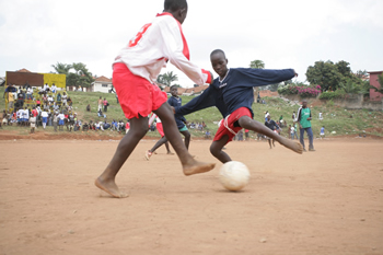 Fußballspielen in Uganda
